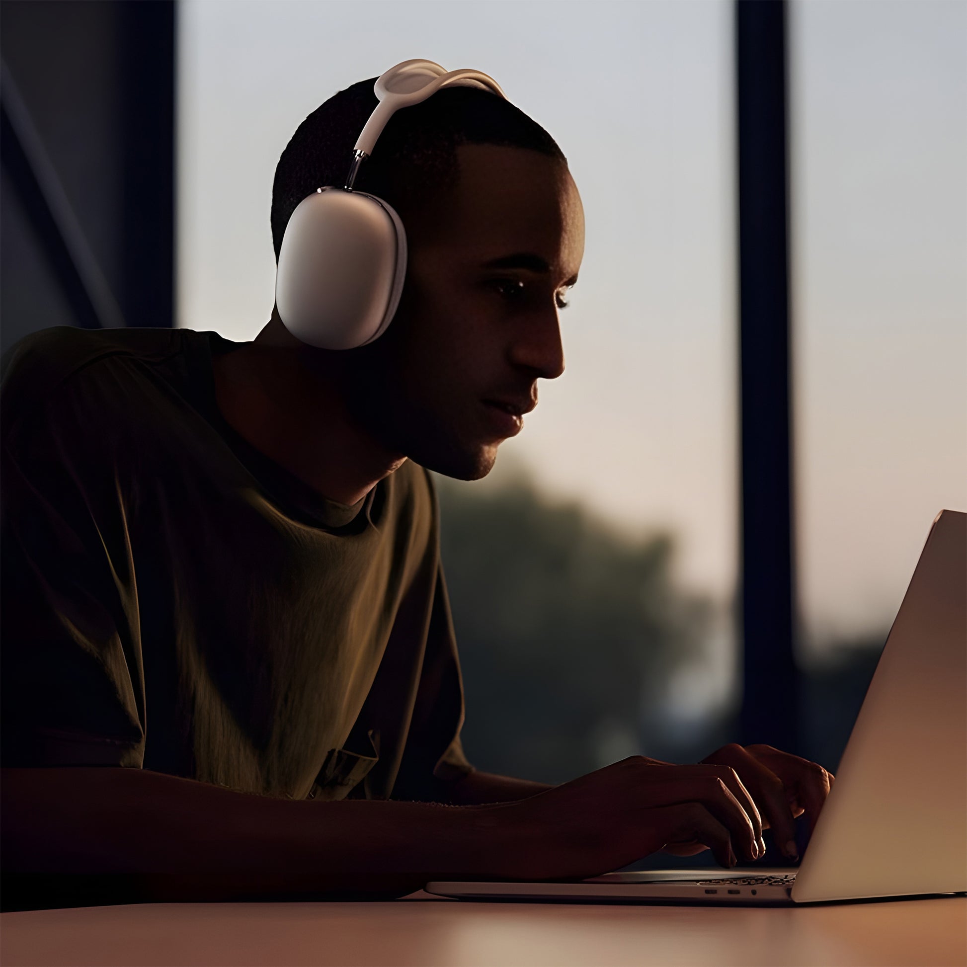 AirPods Max Wireless Over-Ear Headphones, Active Noise Cancelling, Transparency Mode, Personalized Spatial Audio, Dolby Atmos, Bluetooth Headphones